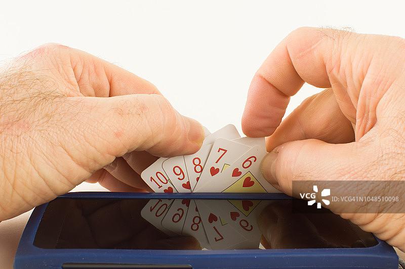 越来越多的人用智能手机打扑克图片素材
