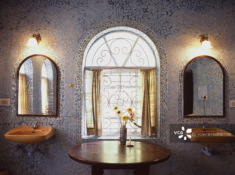 马诺利塔之家(Casa Manolita)室外浴室的装饰性瓷砖墙。图片素材