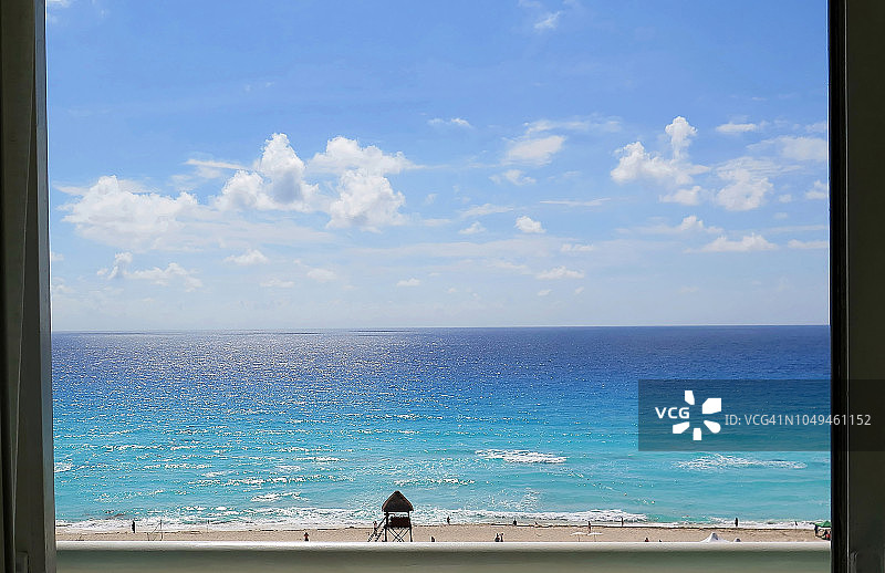 酒店房间有美丽的海滩，海洋和美丽的蓝天。图片素材