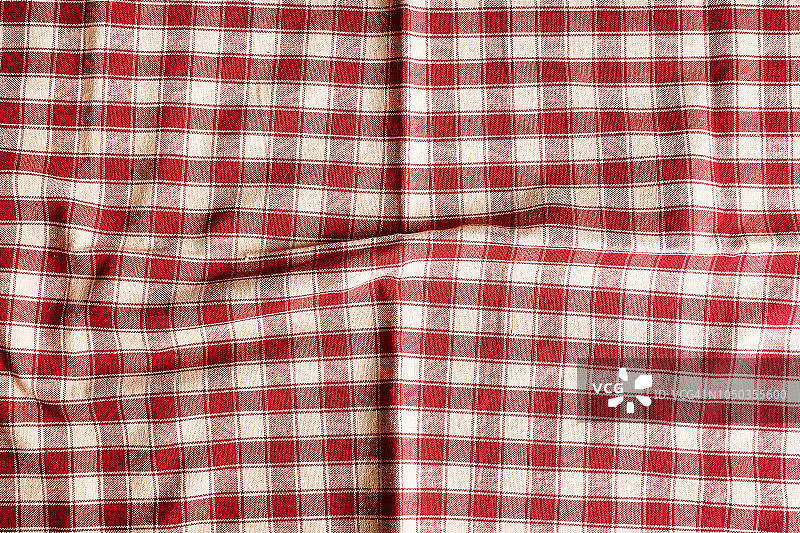 纺织品背景与红色格子餐巾，俯视图。天然纺织背景。织物纹理背景。天然亚麻织物的质地。图片素材