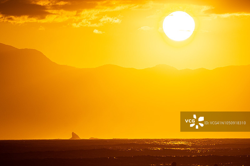 日本神奈川县箱根山，长崎海滩的Eboshi岩岛和相模湾的夕阳图片素材