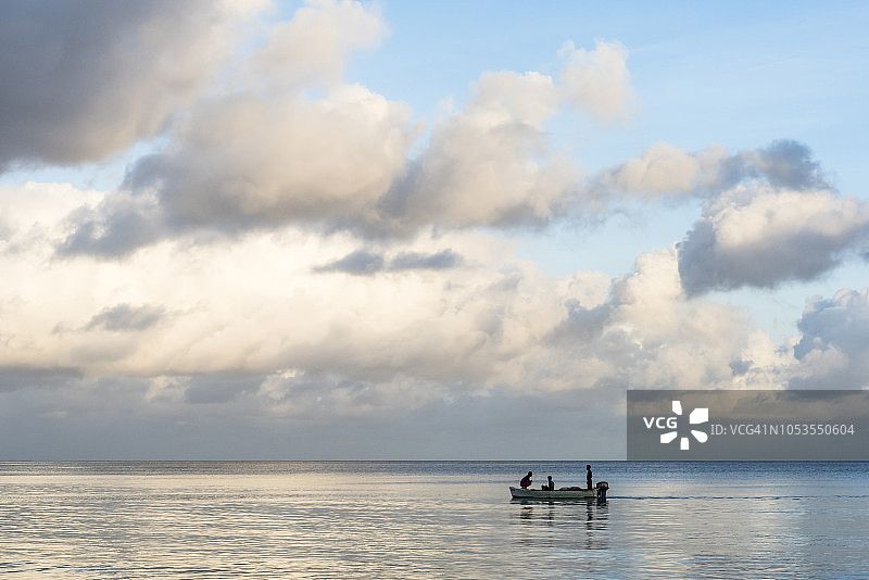 塞舌尔群岛马埃岛附近海域的小型渔船上的渔民图片素材