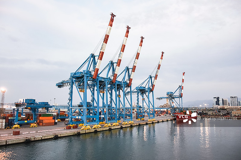 意大利利古里亚的热那亚港清晨，5台巨大的起重机升起图片素材