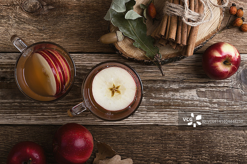 热舒适的秋冬饮料与苹果片图片素材