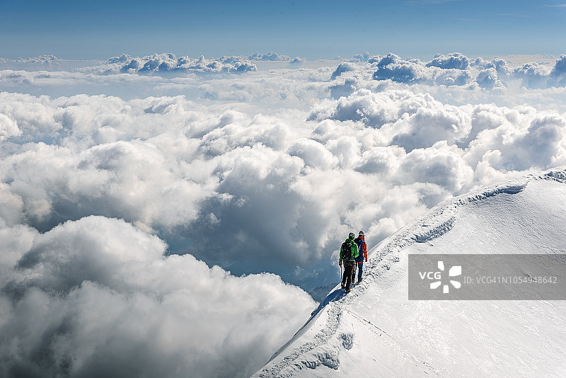 行走在瑞士威斯米斯山脊上的登山运动员图片素材