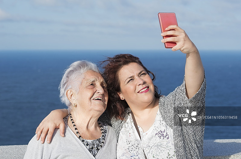 奶奶和孙女在海边自拍图片素材