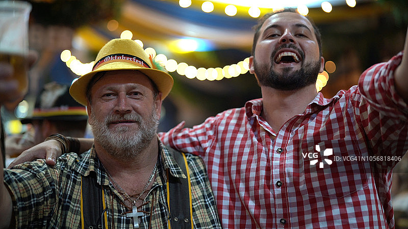 在巴西圣卡塔琳娜的布鲁梅瑙，父亲和儿子庆祝啤酒节图片素材