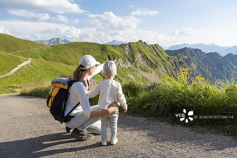 德国，巴伐利亚，奥伯斯特多夫，母亲和小女儿在山上徒步旅行图片素材