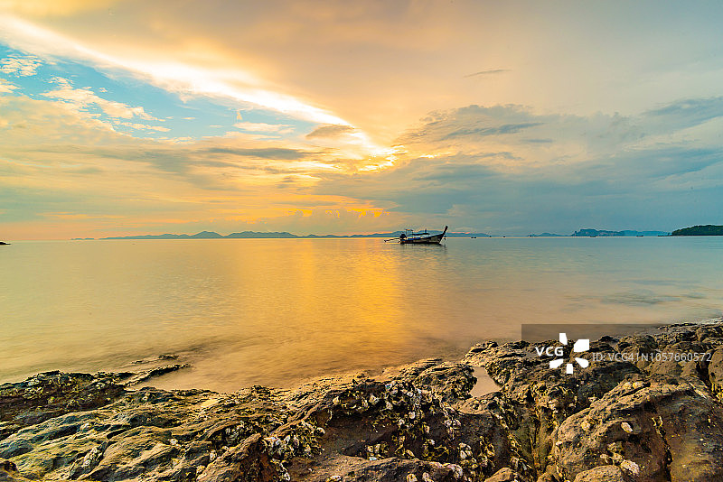 泰国甲米海滩上的日落天空图片素材