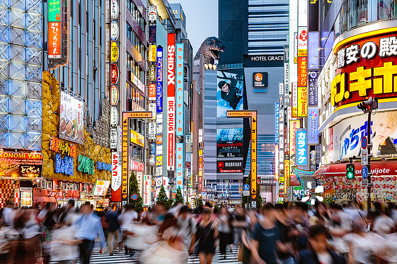 日本东京新宿的哥斯拉路图片素材
