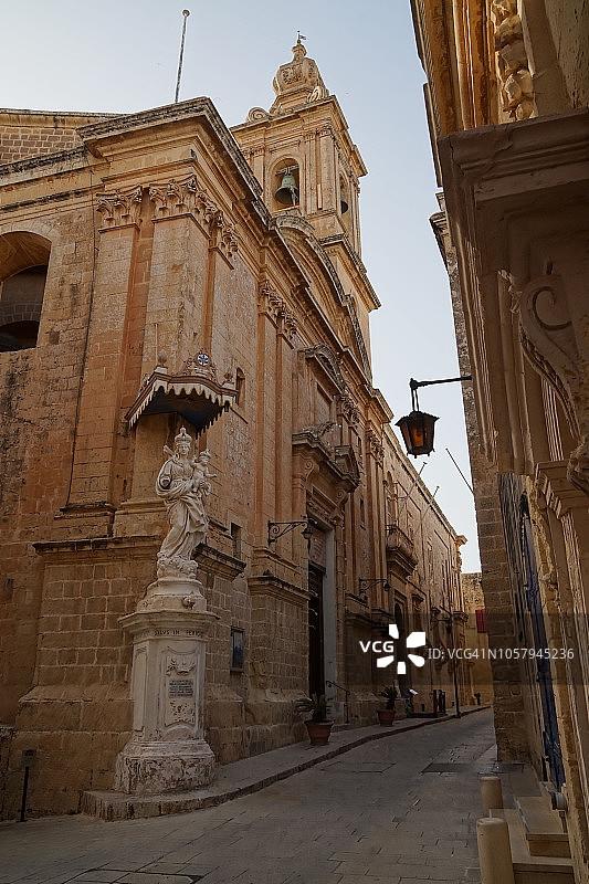 马耳他姆迪那的老街道，黄昏时天使报信教堂图片素材