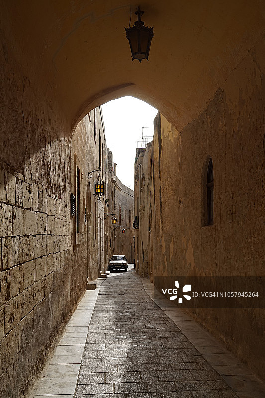 黄昏时分，马耳他Mdina的小巷子里有一辆车图片素材