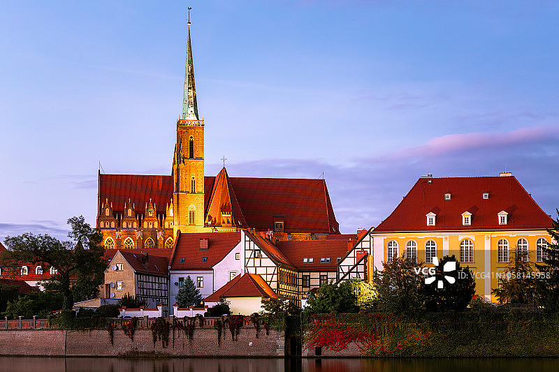 日落，罗马天主教会的圣十字，奥德河，弗罗茨瓦夫，波兰图片素材