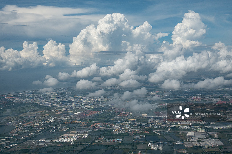 泰国沙慕普拉干省白天的飞机鸟瞰图图片素材