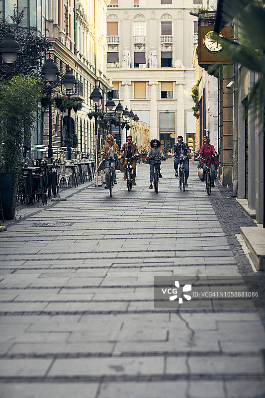 在城市里骑自行车的朋友图片素材