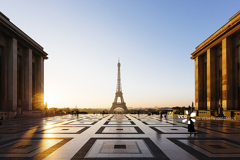 日出时的埃菲尔铁塔和特罗卡德罗广场，法国巴黎图片素材