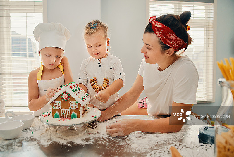 一个瑞典家庭在做姜饼屋图片素材