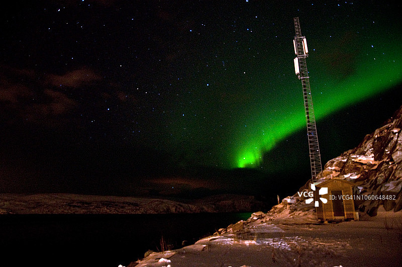 挪威北部克雅øllefjord的夜灯和传输塔图片素材