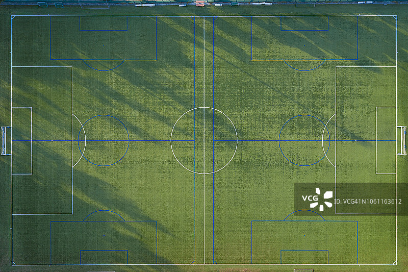 空中拍摄的足球场。图片素材