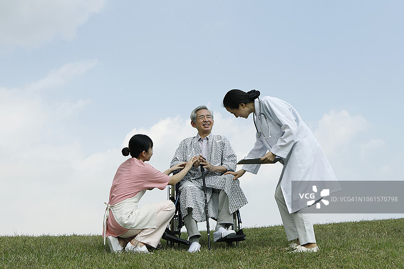 医生和护士在安慰轮椅上的病人图片素材
