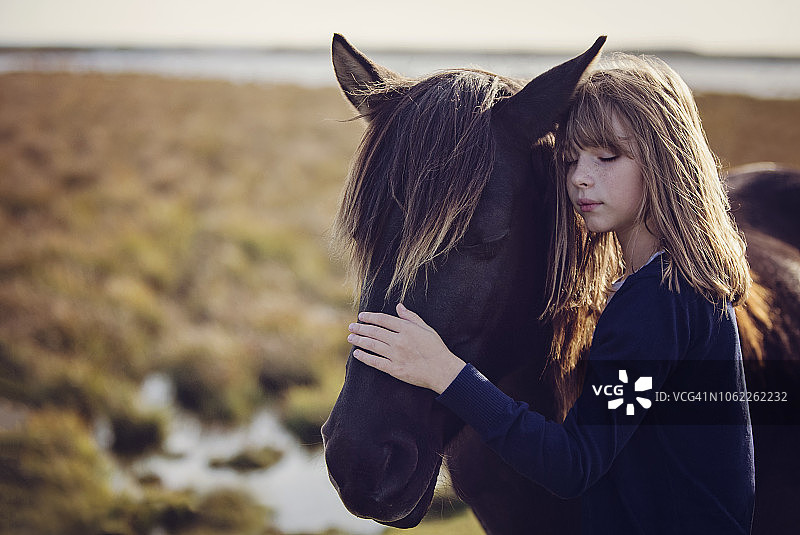 女孩和马在户外图片素材