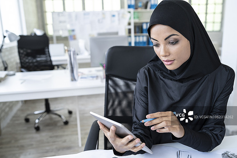 阿拉伯女商人在平板电脑上工作图片素材