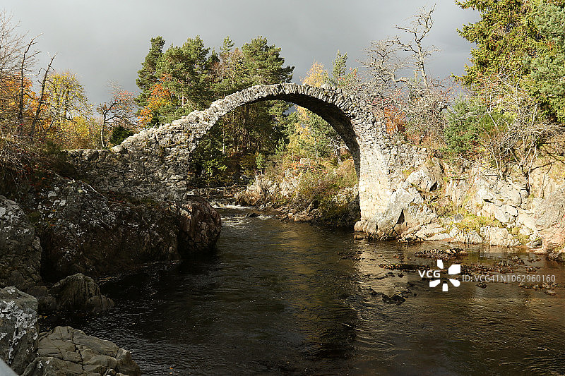 凯恩戈姆国家公园卡布里奇的古老驮马桥是苏格兰高地最古老的石桥。图片素材
