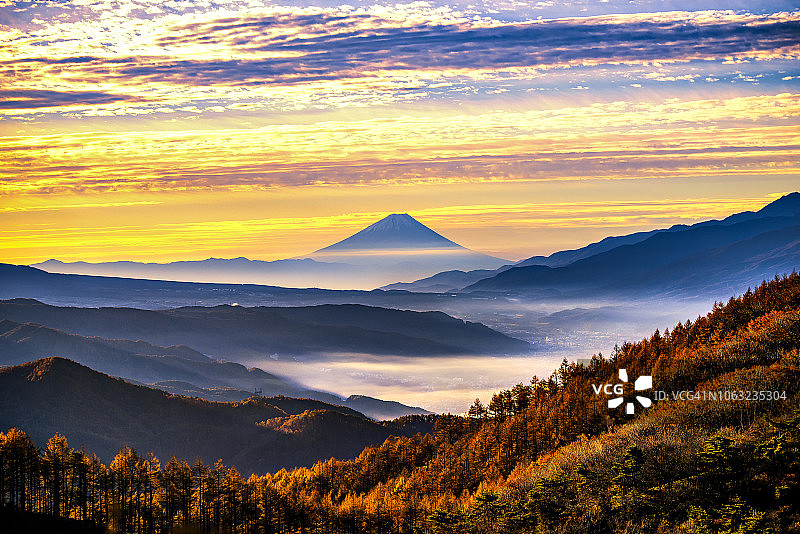 富士山与晨雾高保芝高地，长野，日本秋天图片素材