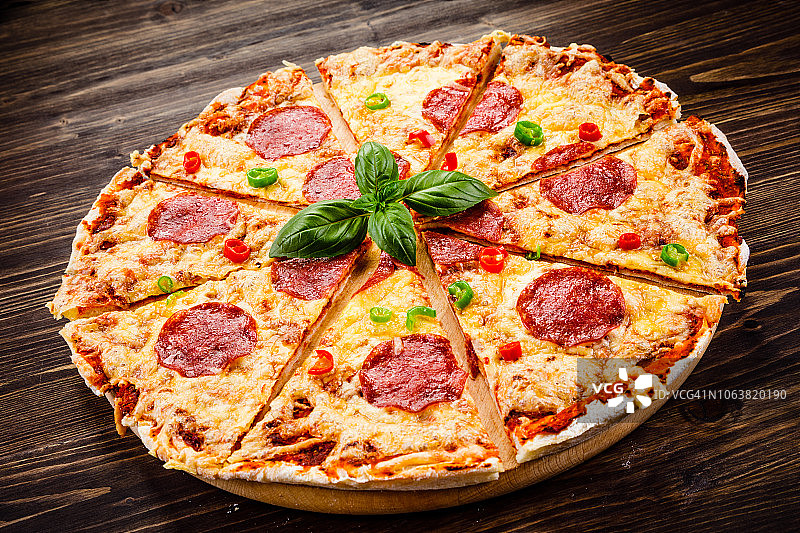 披萨意大利香肠在木制背景上图片素材