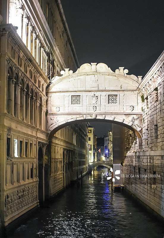 意大利威尼托威尼斯的叹息桥(Sospiri Ponte dei Sospiri)和运河夜间照明图片素材
