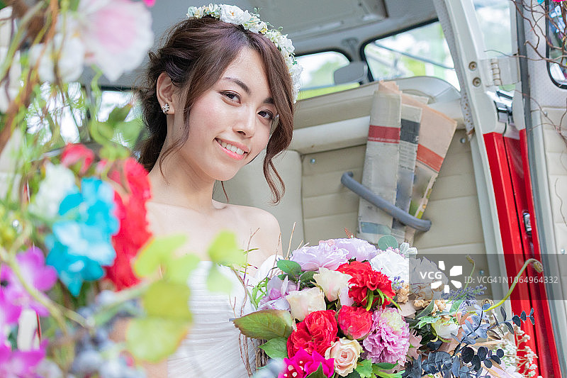 美丽的新娘面带微笑，手捧花束图片素材