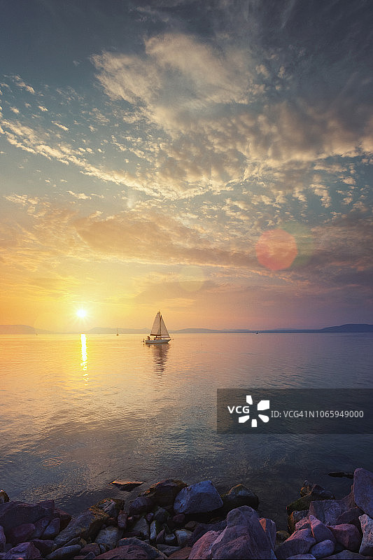 日落时湖面上的帆船图片素材