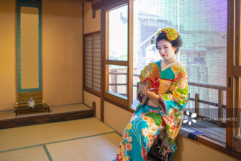 舞妓学徒在传统的日本榻榻米房间休息图片素材