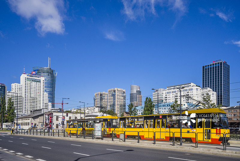 2016年8月11日，波兰华沙，Prosta大街上的华沙有轨电车。Prosta大街曾经是华沙犹太人区中心的一部分，背景是现代华沙高楼大厦图片素材