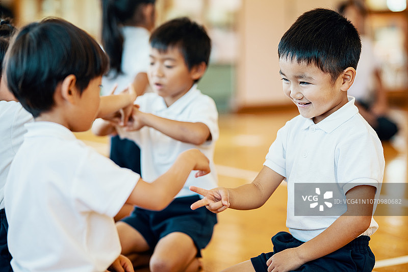 学龄前儿童用手玩有节奏的拍手游戏图片素材