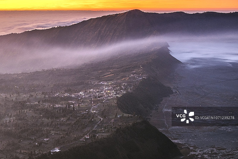 印度尼西亚东爪哇的布罗莫火山日出图片素材