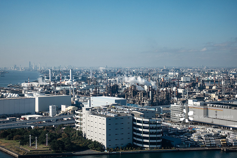日本神奈川县川崎市的厂区白天从飞机上鸟瞰图片素材