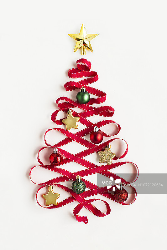 概念圣诞树装饰静物。图片素材