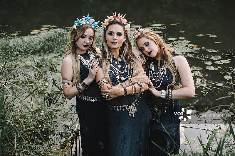 俄罗斯，三个波西米亚女人站在湖边图片素材