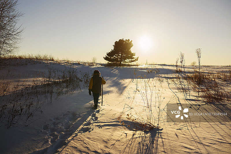 男孩走过冬天的风景，美国图片素材