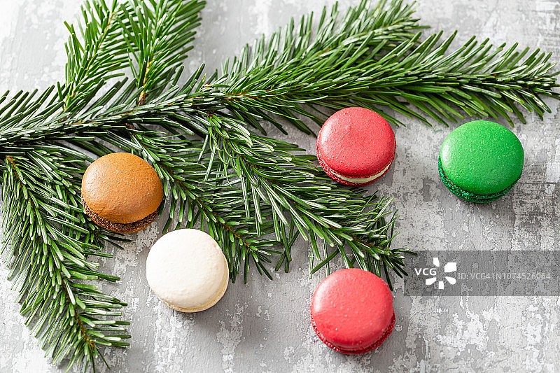 圣诞快乐卡。各种甜蛋白杏仁和冷杉树枝在灰色的vintage背景。平躺，俯视图。新年的气氛图片素材