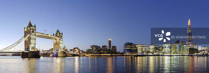 黄昏时分泰晤士河上的伦敦图标和城市天际线图片素材