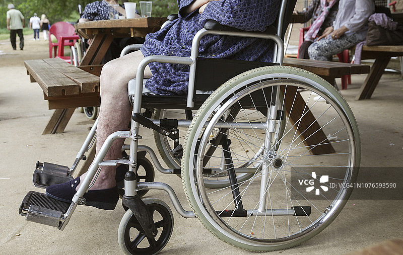 坐轮椅的老妇人图片素材