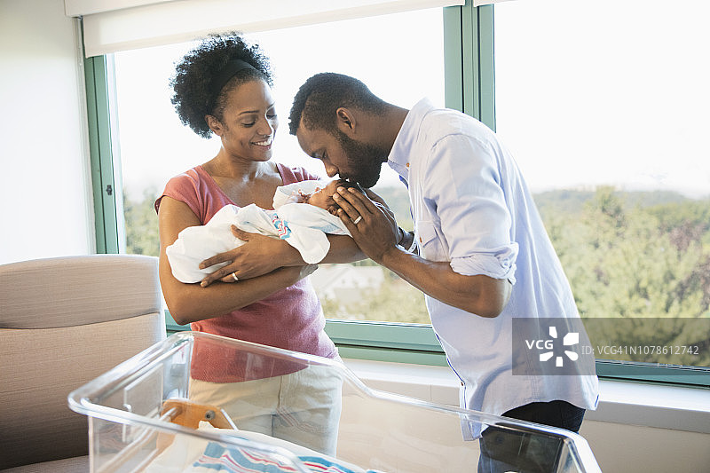 在病房里，父母们正在欣赏他们的新生儿图片素材