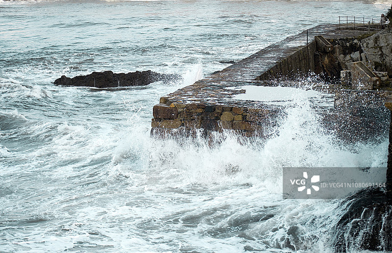 巨大的波浪溅过海滨长廊图片素材