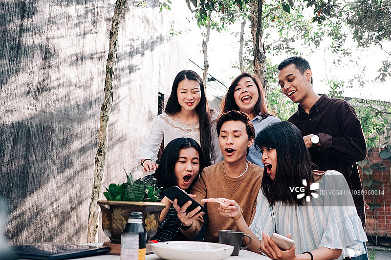 一群拥有智能手机的亚洲年轻人图片素材