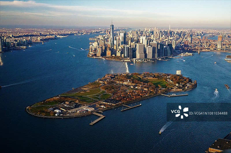 纽约港和曼哈顿，总督岛在前景图片素材