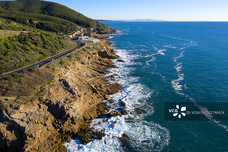 无人机拍摄的托斯卡纳海岸公路图片素材