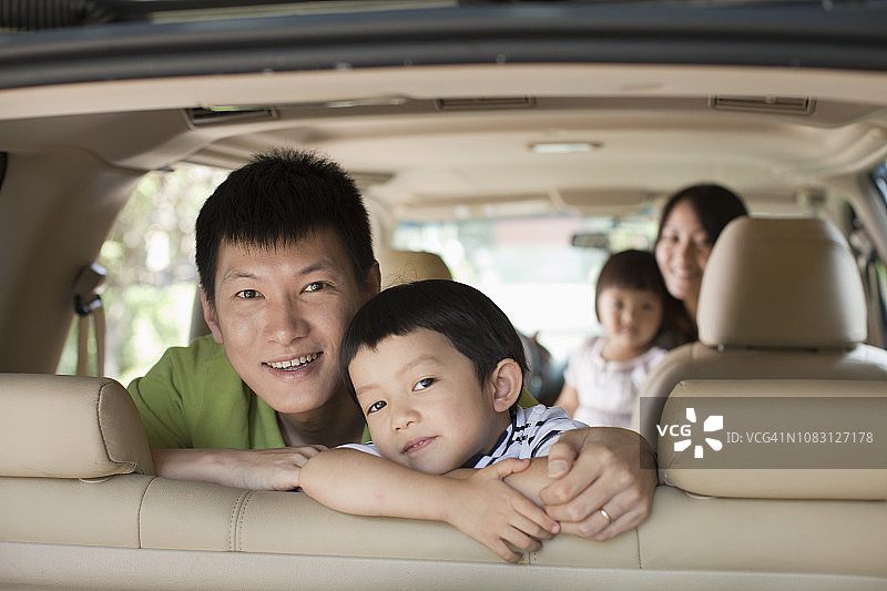 中国父亲和女儿坐在汽车后座上图片素材