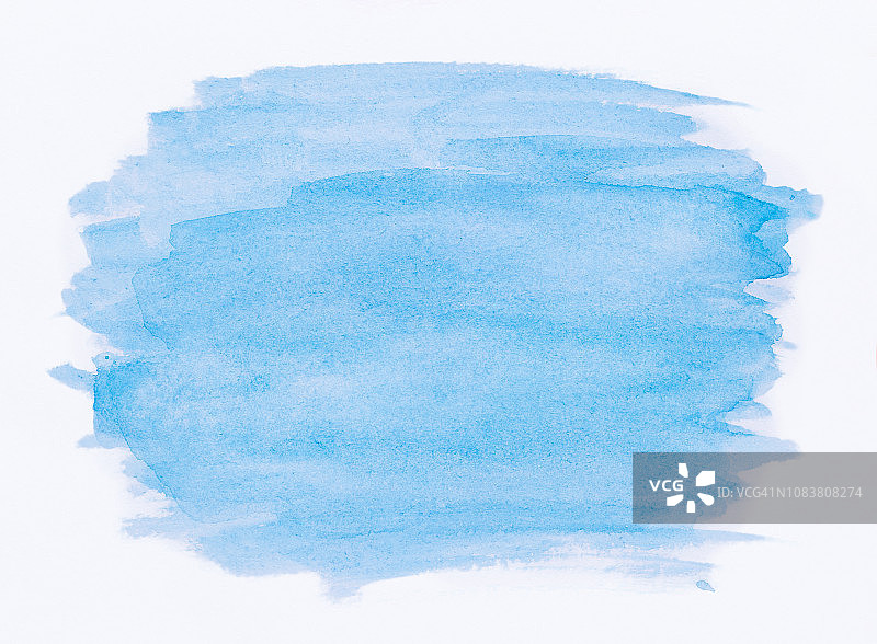抽象手绘浅蓝色水彩背景与水彩污渍和纸纹理在白色背景。图片素材
